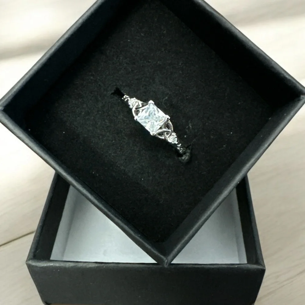 Elegant 925 Sterling Silver Ring with‎ Princess Cut CZ Stone size 6.5